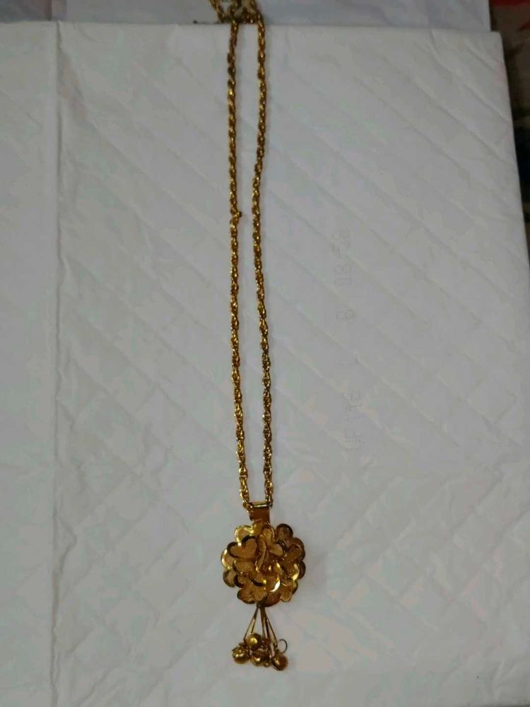 Gold Flower Pendant Necklace