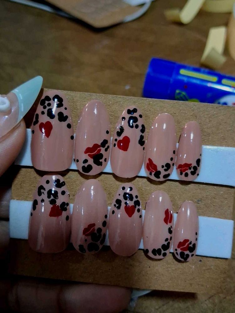Cute False Nails with Leopard Print &amp; Lips