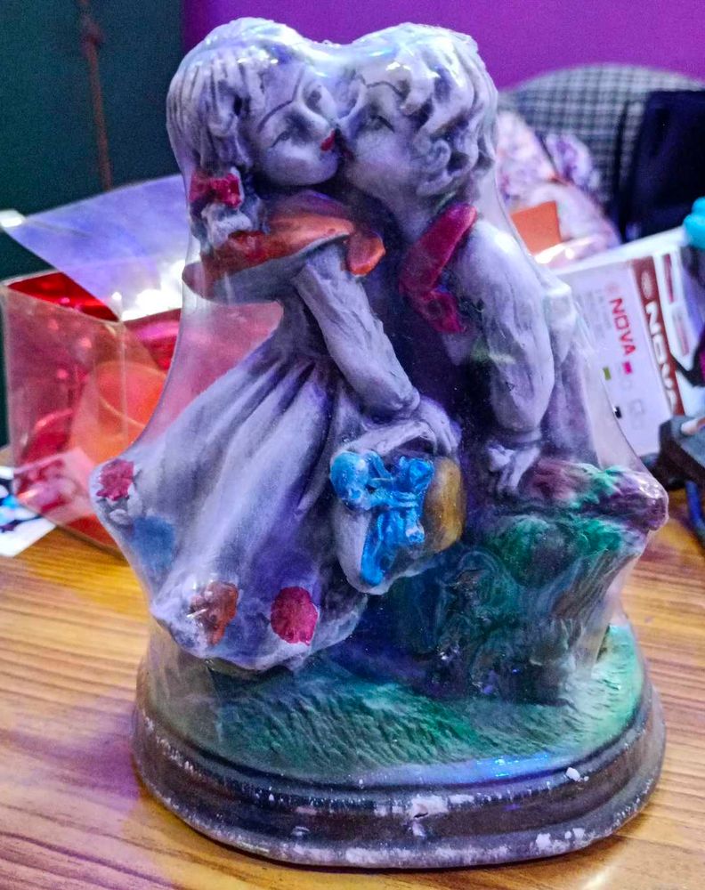 Kissing Couple Showpiece