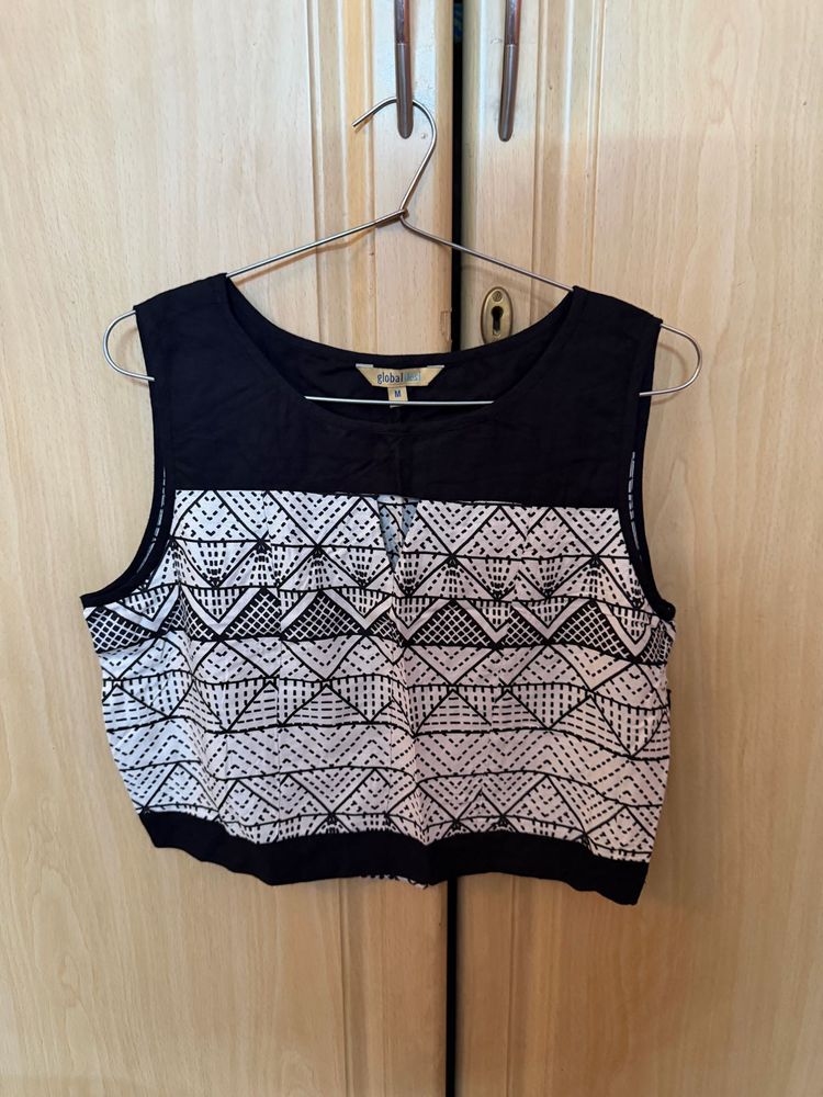 Stylish Black &amp; White Geometric Crop Top