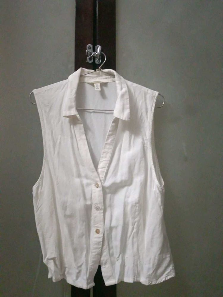 Chic Sleeveless White Button-Up Top