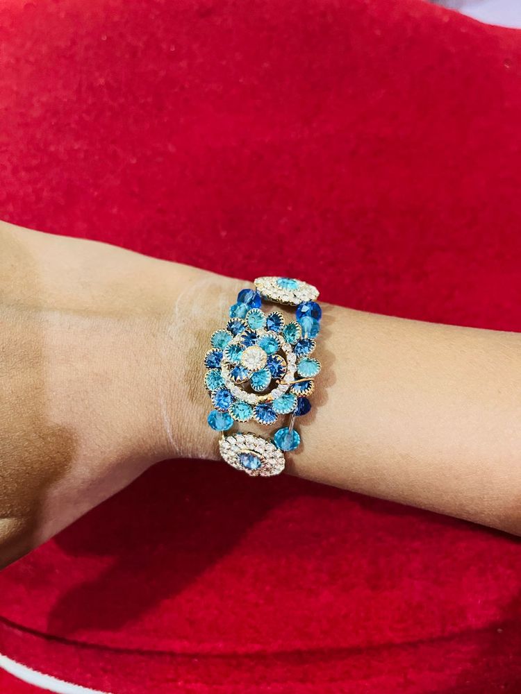 Stunning Blue Stone Bracelet new with tag