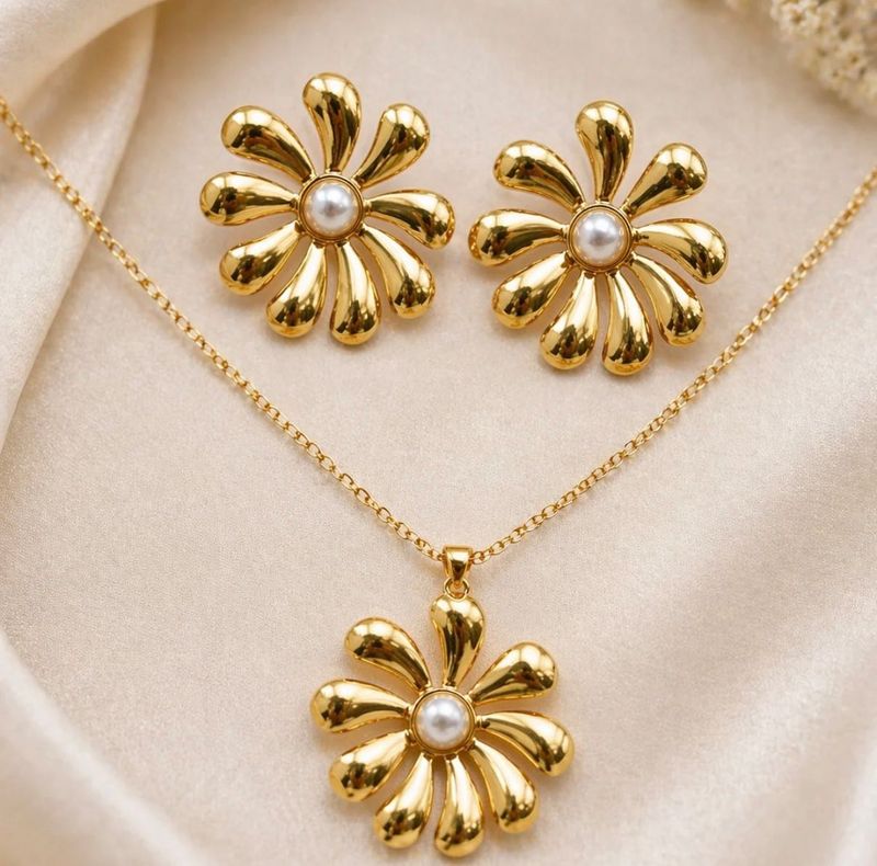 Daisy Flower Pearl Necklace &amp; Earrings Set
