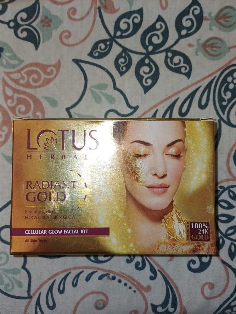 Lotus Herbals Radiant Gold facial kit