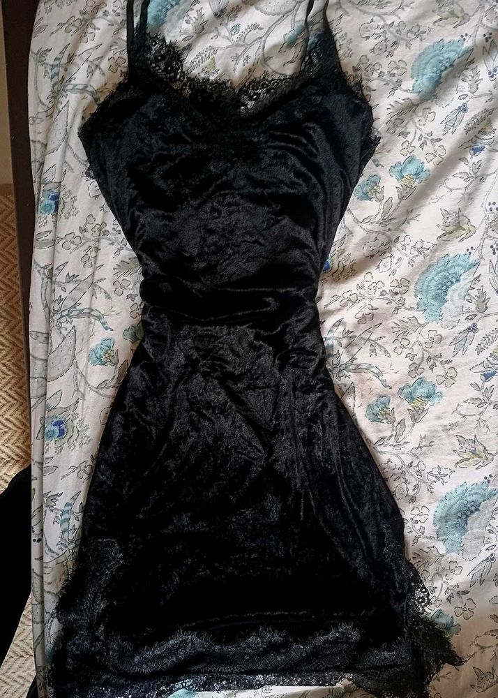 Black Lace velvet goth dress 🖤