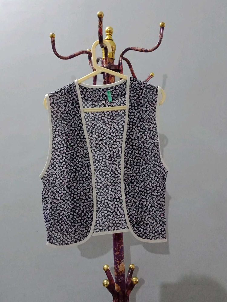 Chic Floral Sleeveless Blouse