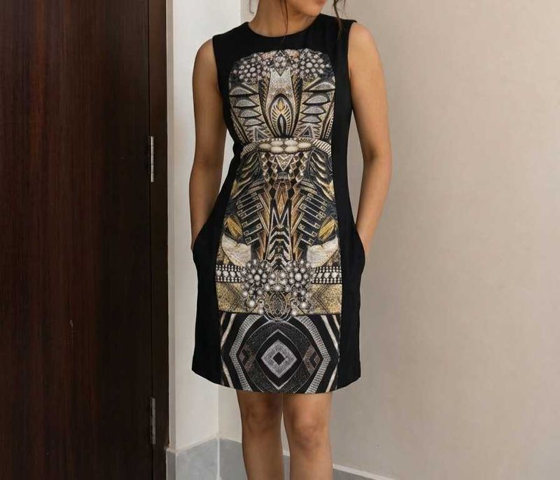 sleeveless sheath/ mini dress