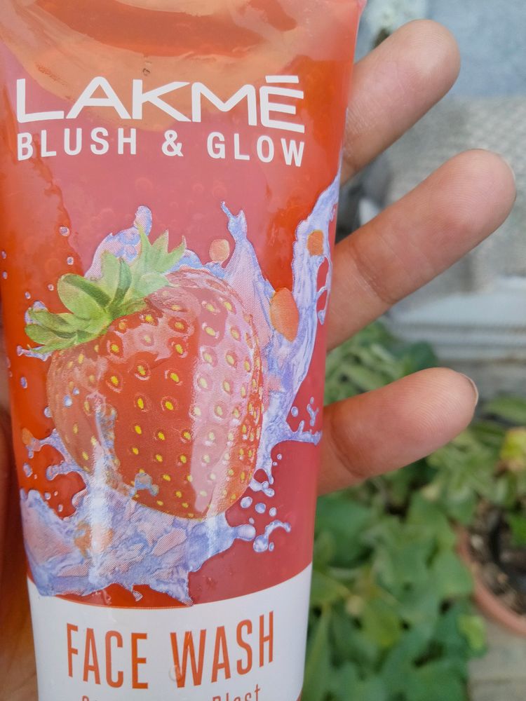 Face Wash Lakme Strawberry 🍓 Clean Skin Whiteni