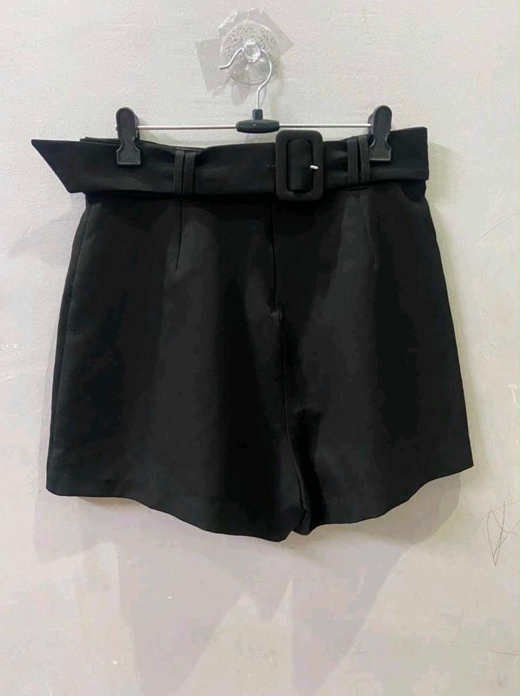 Chic Black Belted shorts