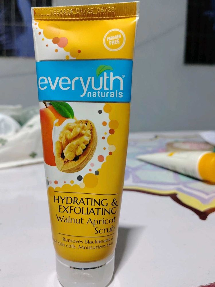 Everyuth Naturals Walnut Apricot Scrub