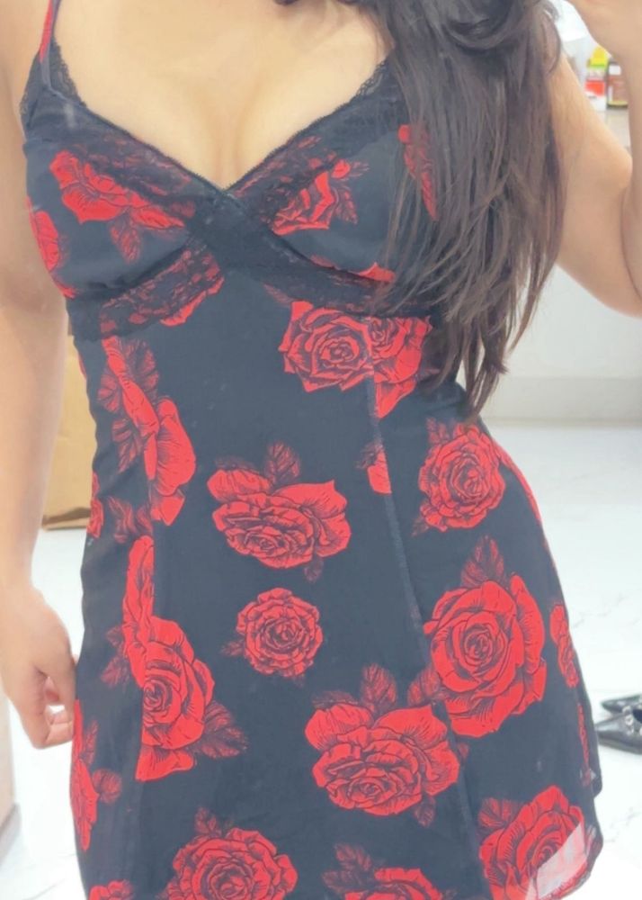 Chic Black &amp; Red Rose Print Mini Dress