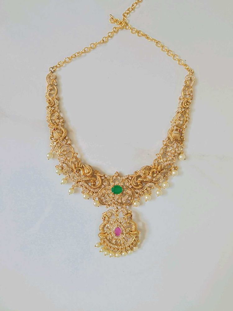 Exquisite Gold Necklace with Pearls