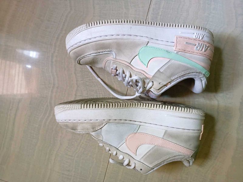 Sneakers / Shoes