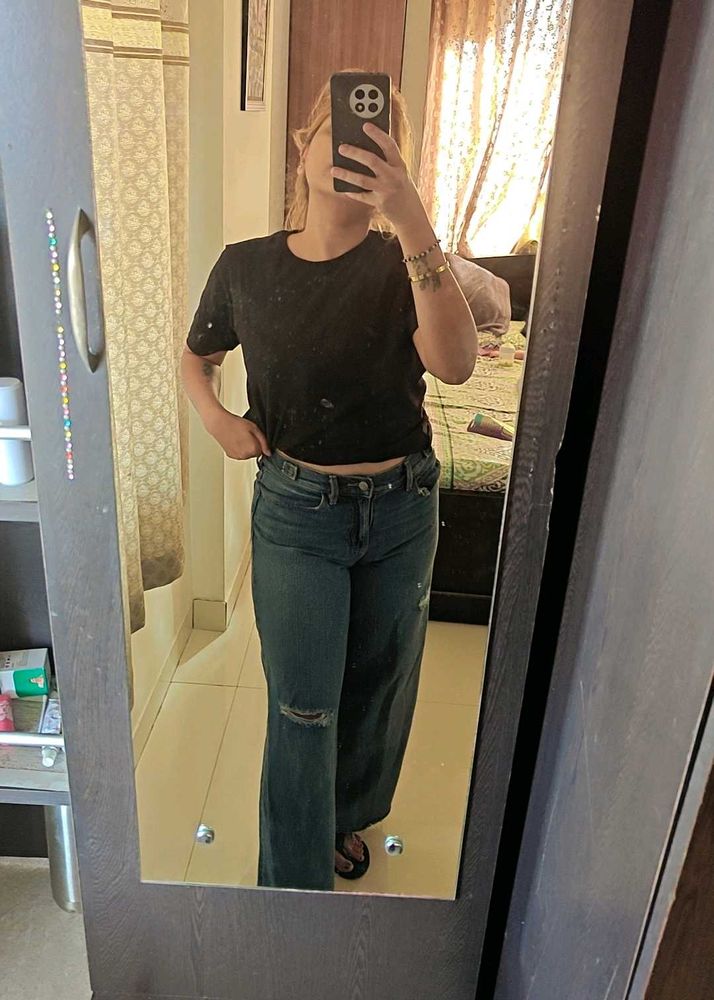 Stylish Wide-Leg Jeans with Ripped Detail