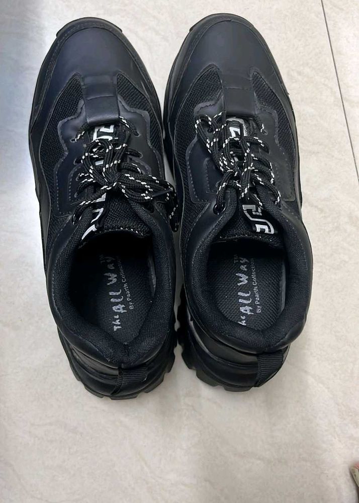 Stylish Black Sneakers - Unisex - Like New - With