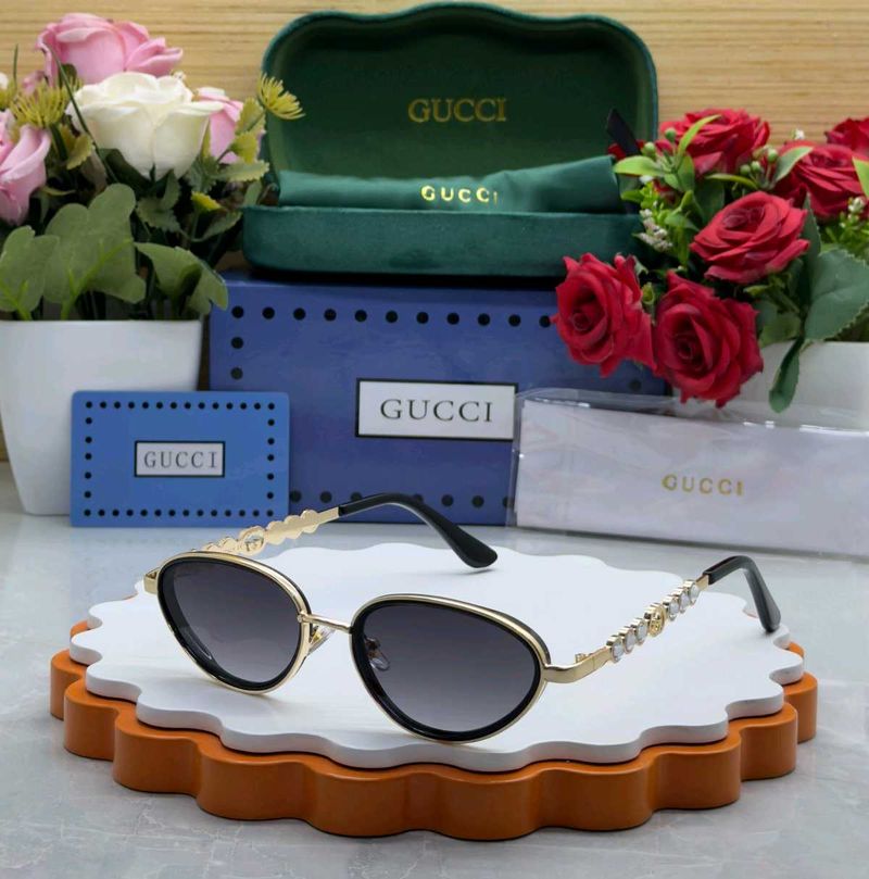 Gucci Sunglasses with og packing