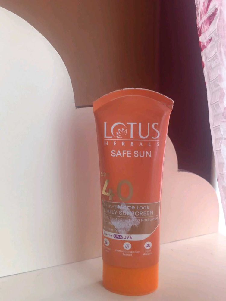 Lotus Herbals Safe Sun Daily Screen
