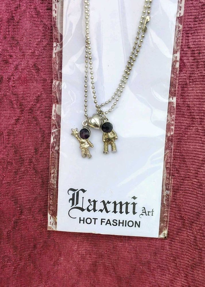 women and men chain ⛓️