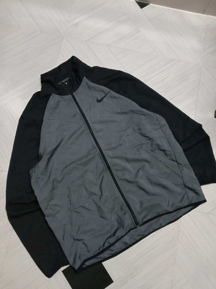 Nike drifit ( Windcheater )