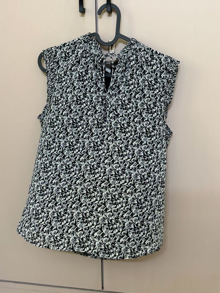 H&amp;M Sleeveless Black &amp; White Floral Top