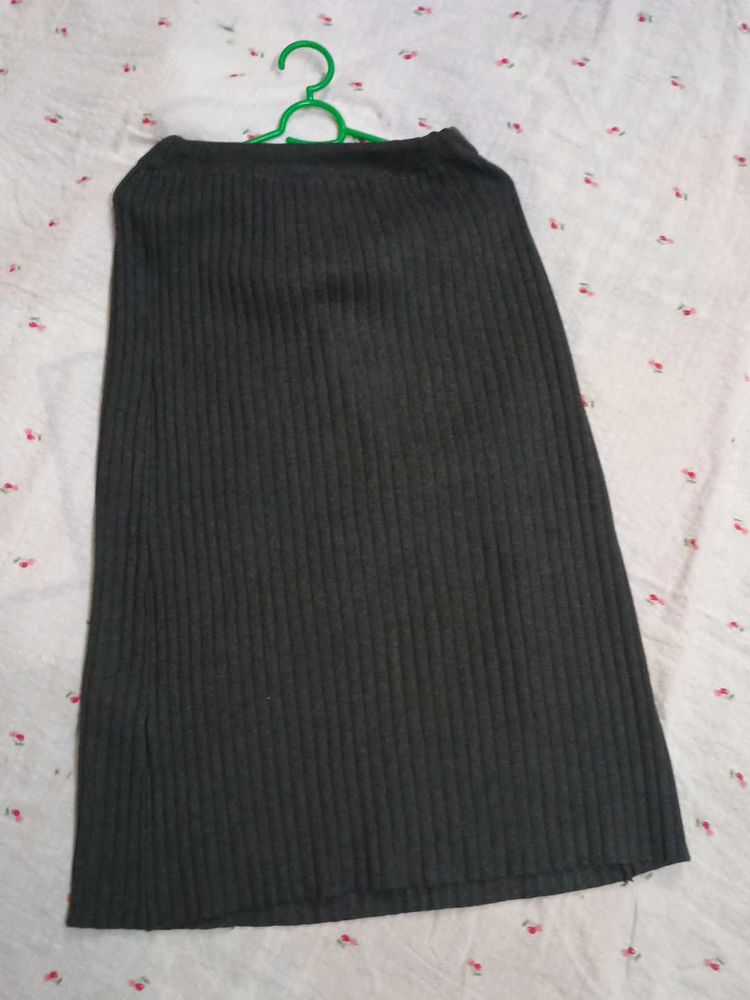 Chic Charcoal Ribbed Midi Skirt