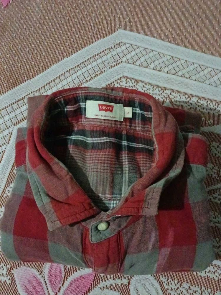 Levi's Plaid Button-Up Shirt