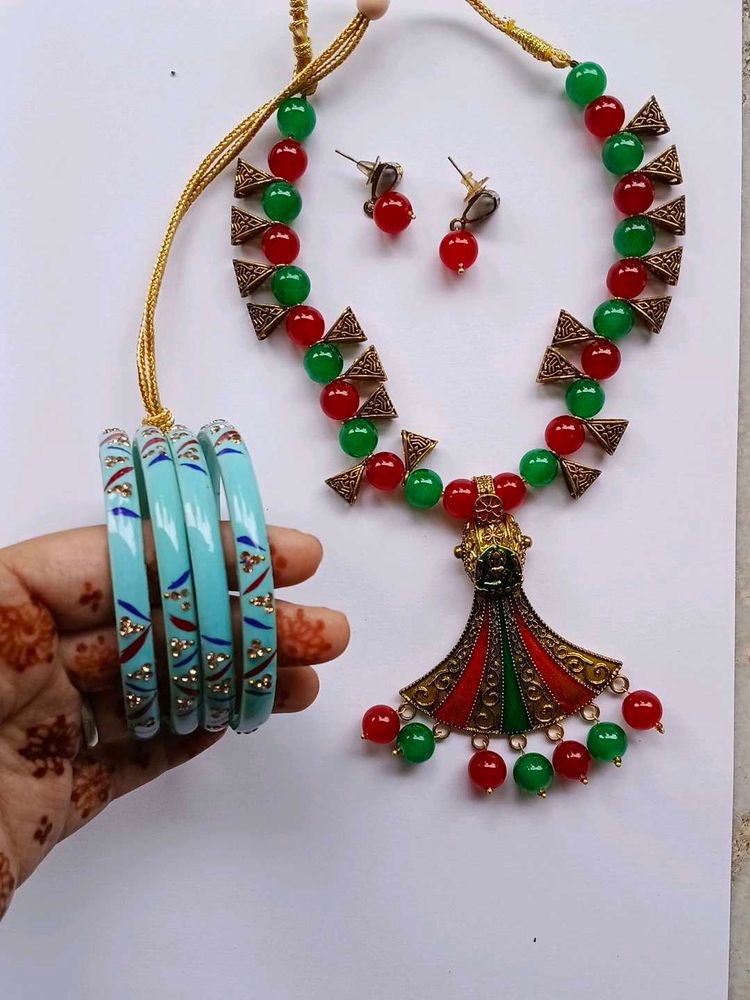 😍Stunning Red Green Beaded Necklace &amp; bangles😍
