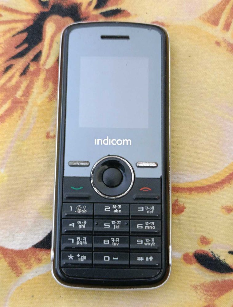 HUAWEI feature phone with charger