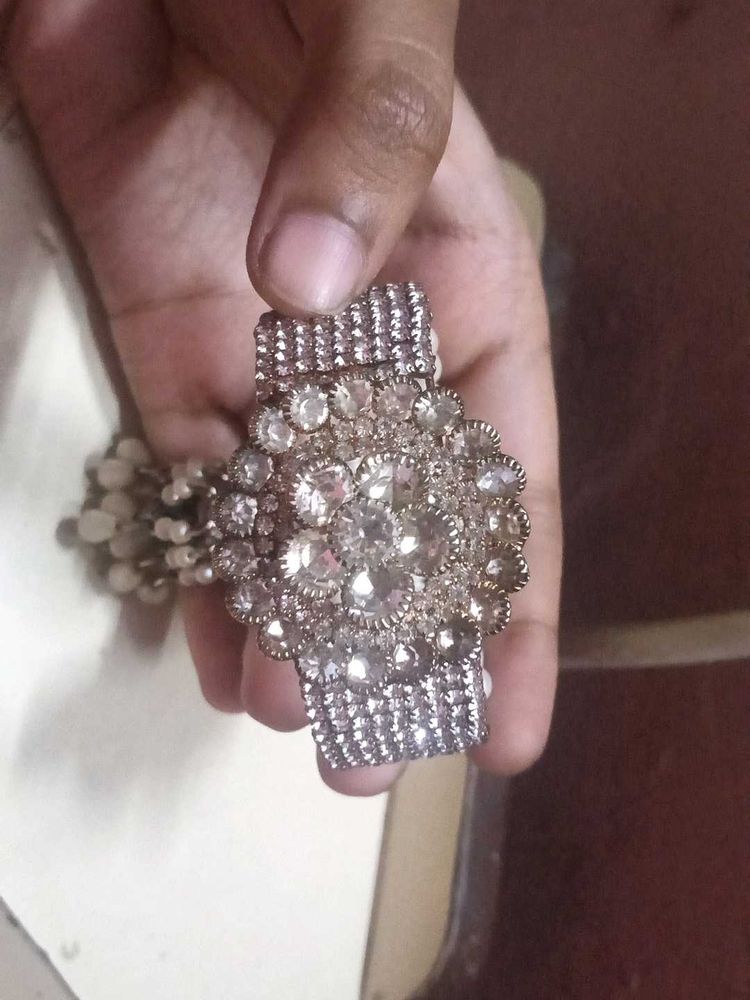 Exquisite Pearl and Crystal Bracelet