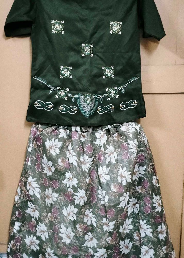 Deep Green 💚 top with 🌺🌹 floral printed skirt