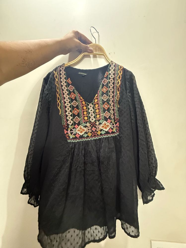 Black Embroidered V-Neck Kurta