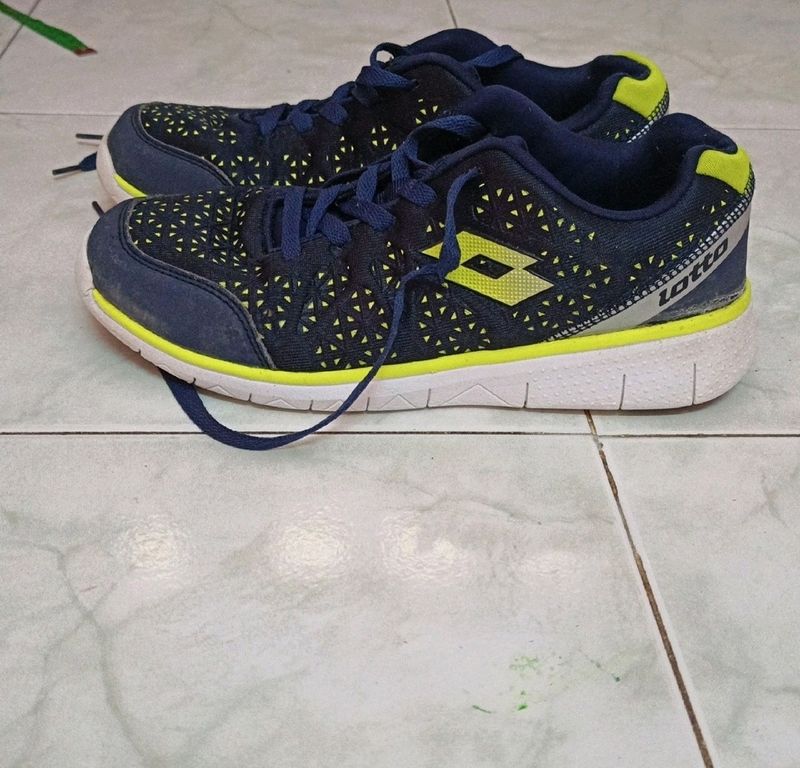 LOTTO BRAND LIGHT USED WALKING SHOES