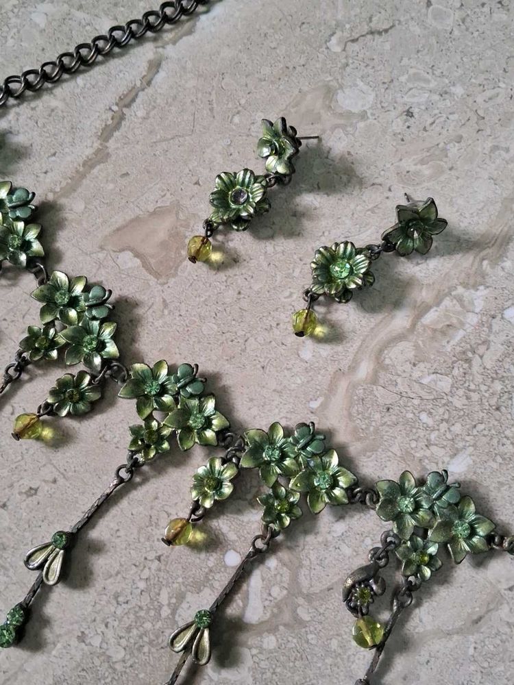 Vintage Floral Necklace &amp; Earring Set