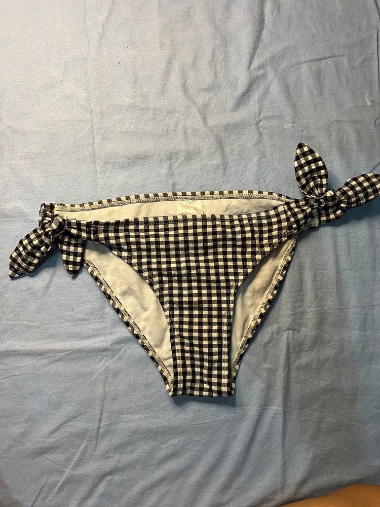 BIKINI BOTTOM