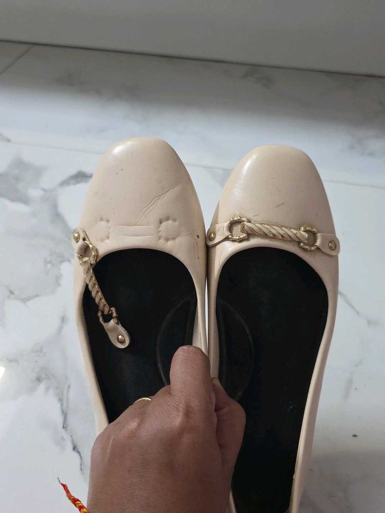 Elegant Beige Ballet Flats with Gold Accent