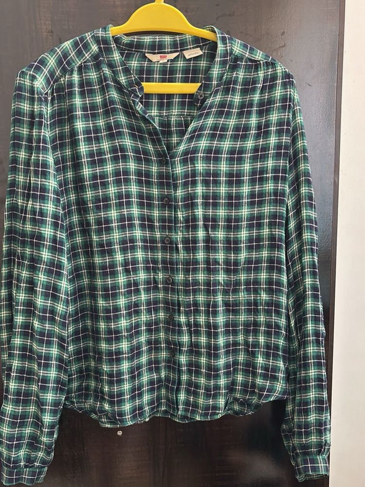 Levi's Plaid Button-Up Shirt