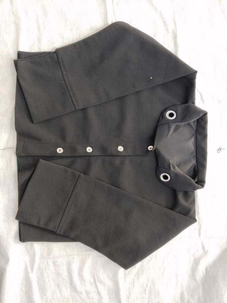 black crop fitted shirt