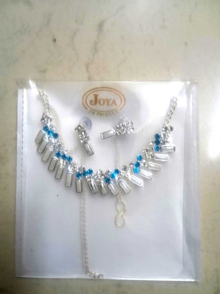 Twinkling Neck Chain With Small Earrings....