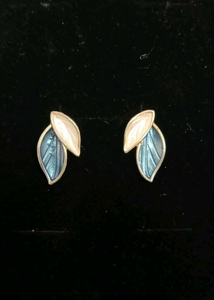 Charming Leaf Design Earrings