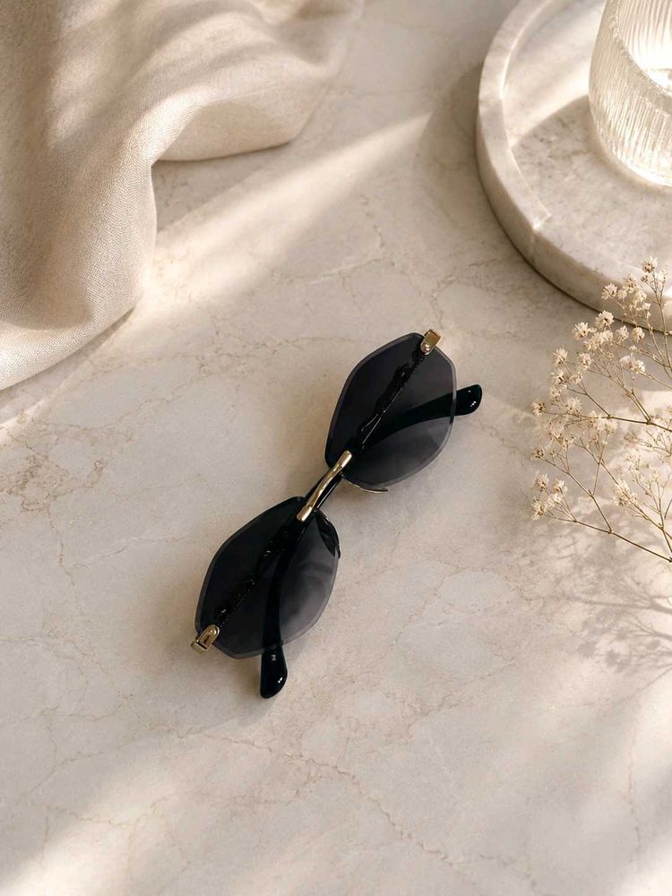Chic Oversized Black Sunglasses