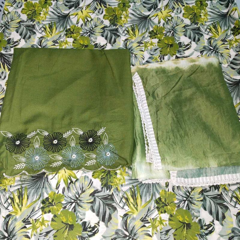 Green Kurta Set with Floral Embroidery