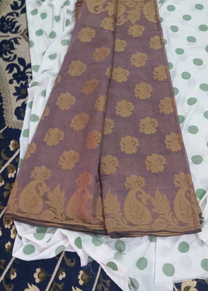 Elegant Paisley Pattern Saree