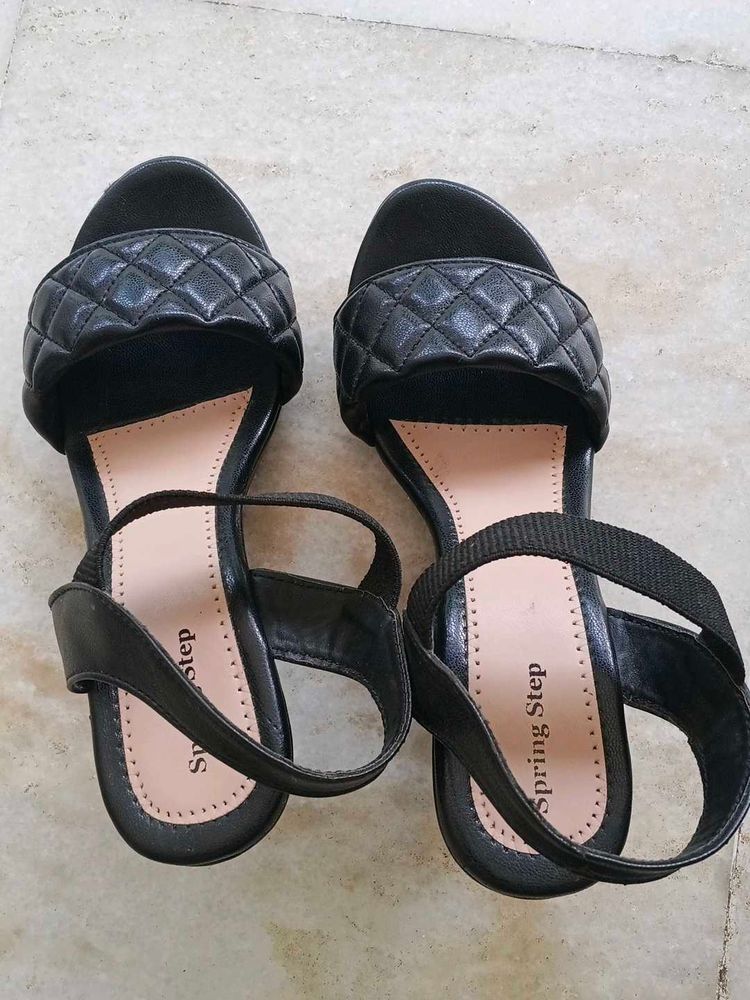 Stylish Black Quilted Sandals and tshirts
