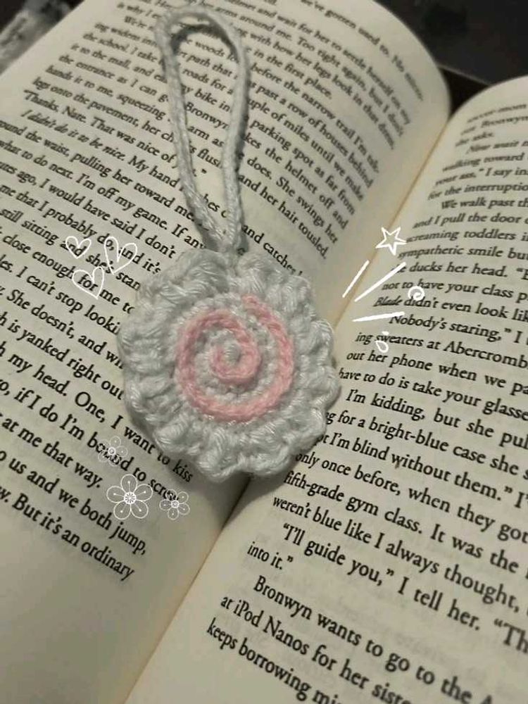 Handmade Crocheted Flower keyring🍥