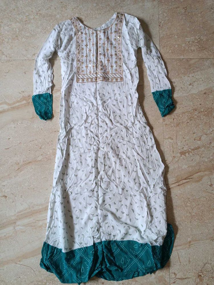 Elegant White Kurta with Embellished Neckline