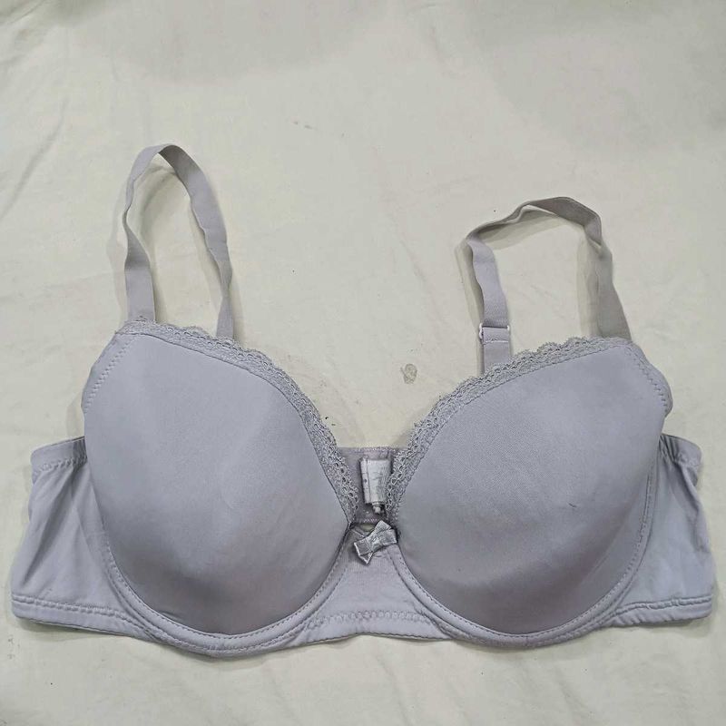 Comfortabl 🥰eLight Grey Lace Trim Bra