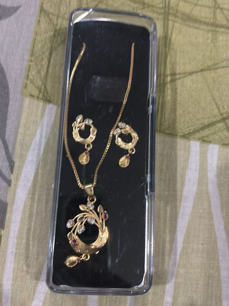 Elegant Gold Necklace and Earrings Set