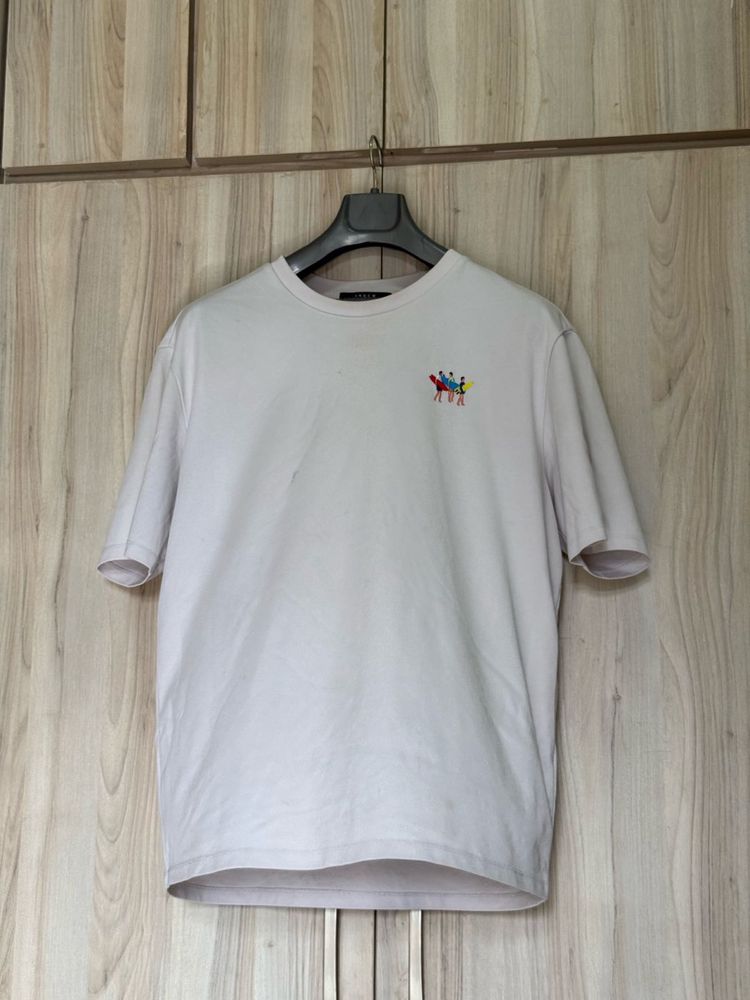 Casual White T-Shirt with Embroidered Surfers