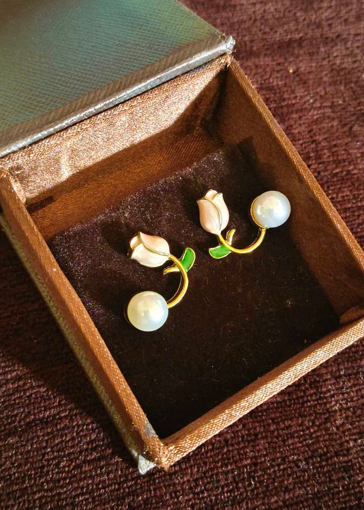 Elegant Tulip Pearl Earrings