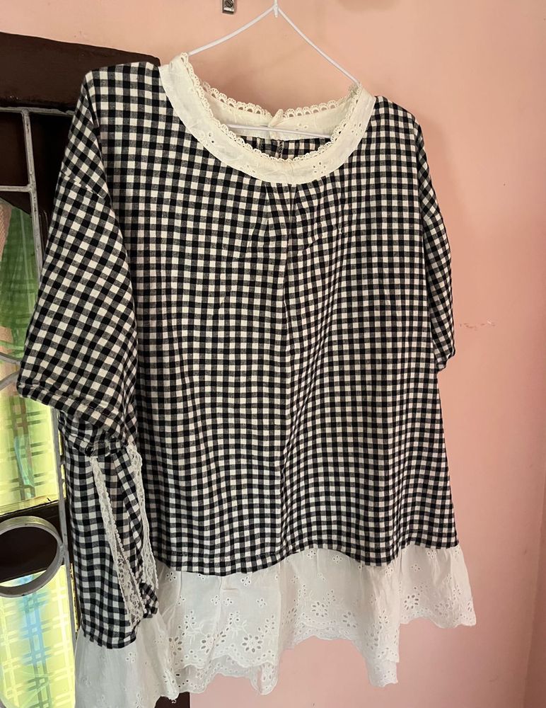 Chic Gingham Top with Lace Trim